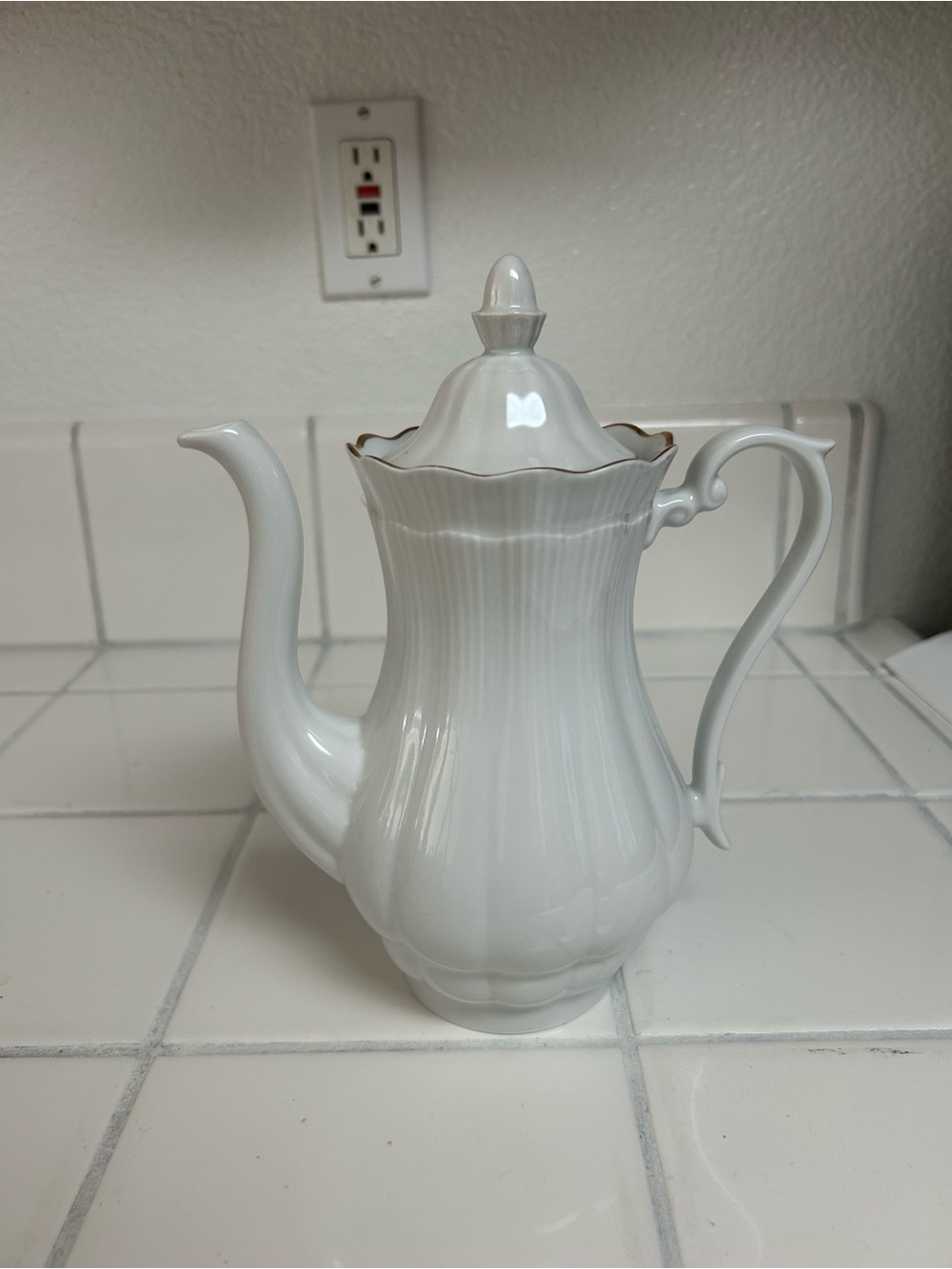 Noritake Embassy 6818 White Porcelain Teapot w/ Lid, Gold Trim 44 oz
